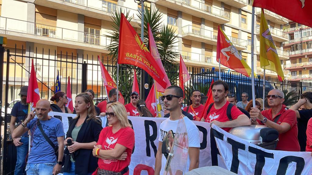 Napoli, protesta di Fridays for Future a Chiaia: salsa di pomodoro contro  le vetrine di Gucci, Prada e Vuitton - la Repubblica